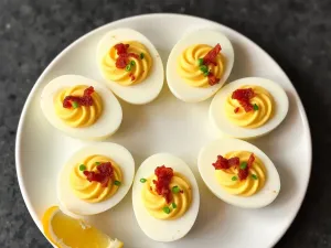 Szybkie jajka faszerowane z boczkiem na każdą okazję