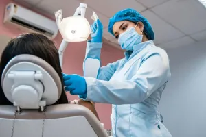 Leczenie zębów bez stresu i bólu – kiedy sedacja lub narkoza to najlepsze rozwiązanie?